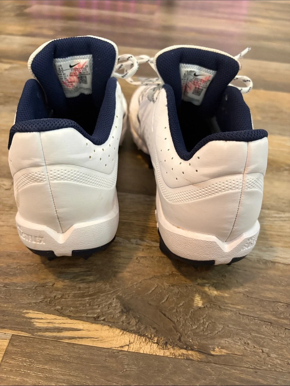Nike Womens White and Navy Softball Cleats